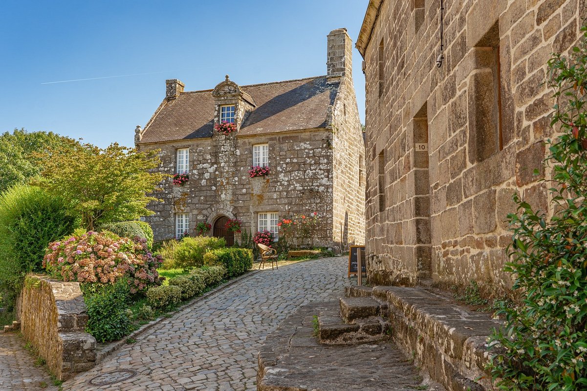 Photo représentant un village composée de maison et de routes en pierres.